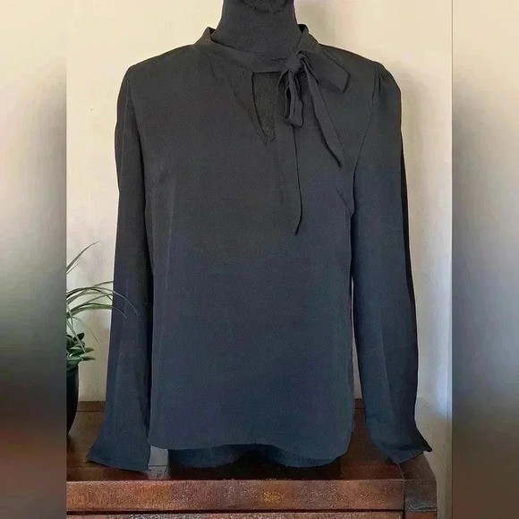 ❤️ Beautiful M Black Long Sleeved Blouse Size 6 - Picture 1 of 11